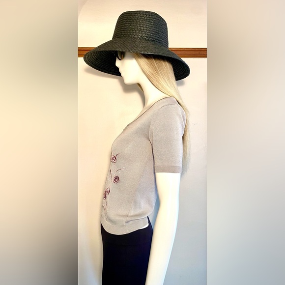 ARDEN B - Knit Top w/ Mini Rose Embellishment - Sz Med - Picture 8 of 10